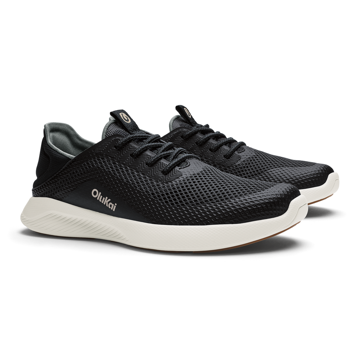 Black mesh running shoe with white midsole and gray heel collar, featuring lace-up closure and Qukai branding.